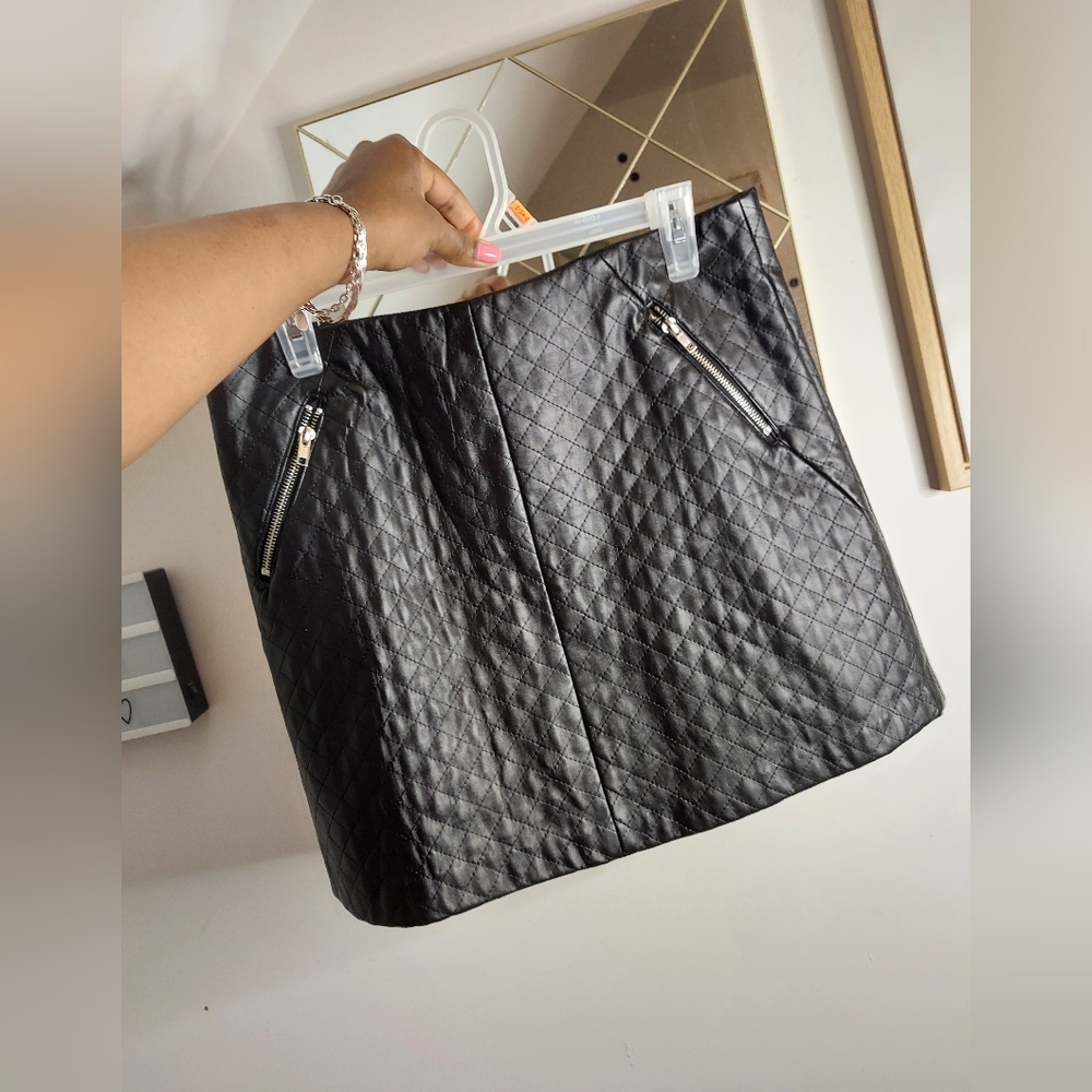 Black faux leather quilted pattern skirt - Picture 6 of 8